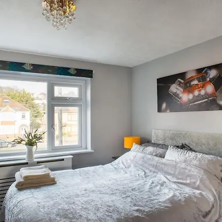 No10 - 2 Bedroom House With Private Parking And Garden