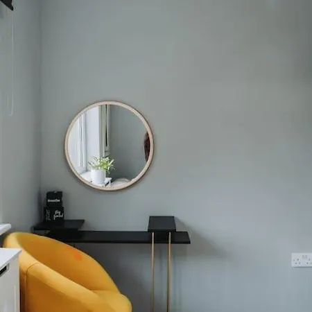 No10 - 2 Bedroom House With Private Parking And Garden *
