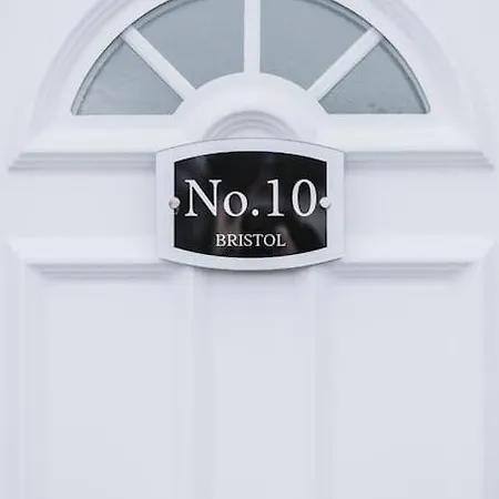 No10 - 2 Bedroom House With Private Parking And Garden