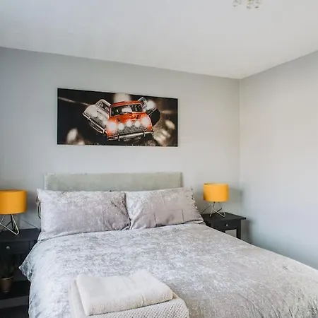 No10 - 2 Bedroom House With Private Parking And Garden Vakantiehuis