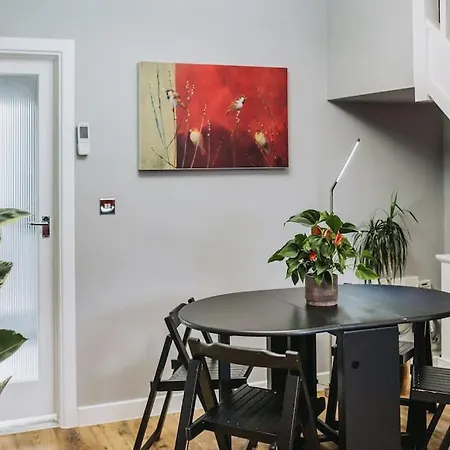 No10 - 2 Bedroom House With Private Parking And Garden * Bristol