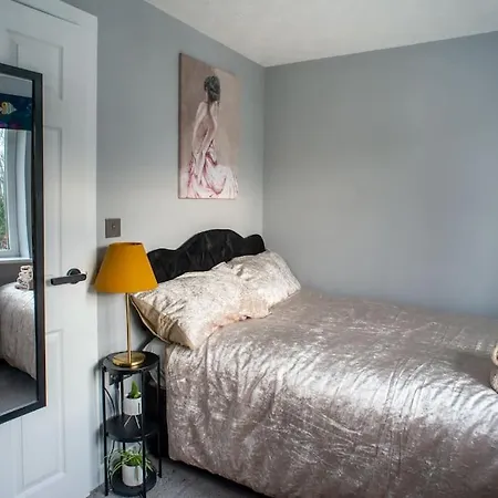 No10 - 2 Bedroom House With Private Parking And Garden Bristol