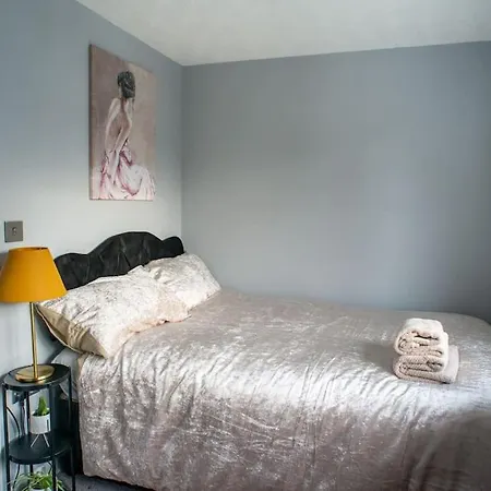 No10 - 2 Bedroom House With Private Parking And Garden Vakantiehuis *