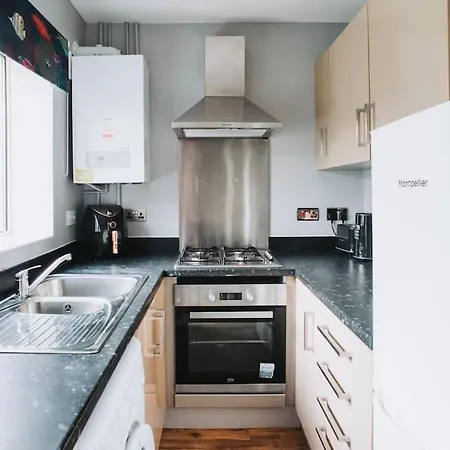 בית נופש No10 - 2 Bedroom House With Private Parking And Garden *
