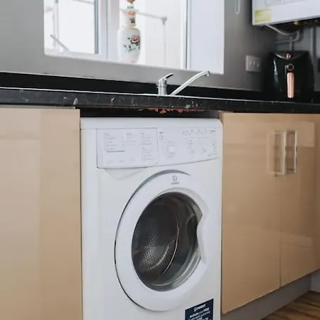 No10 - 2 Bedroom House With Private Parking And Garden